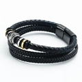 Detail eines mehrlagigen Lederarmbands mit silbernen Reliefperlen und Magnetverschluss - 21cm