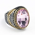 Makroansicht des Vintage-Rings mit rosa Edelstein und strukturierter Metalloberfläche - Größe 7 / Zweifarbiger Rosa Edelstein