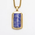 Dettaglio di una collana da uomo dorata con un ciondolo rettangolare in turchese blu - Ciondolo Turchese Blu Scuro Dorato Solo (Senza Catena)