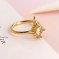 Anello dorato a stella con uno zircone rotondo incastonato in una montatura moderna - Oro Gemma Gialla Lago