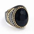 Detailansicht eines Vintage-Edelstahlrings für Herren mit schwarzem facettiertem Stein - Größe 7 / Zweifarbig Schwarzer Edelstein