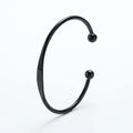 Minimalistisches schwarzes Edelstahl C-Armband mit runden Perlen auf weißem Hintergrund - Schwarz