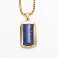 Detailopname van een lange rechthoekige lapis lazuli steen in gepolijste gouden titanium hanger - Gouden Lapis Lazuli Turkoois Hanger (Zonder Ketting)