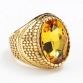 Detailaufnahme eines vergoldeten Edelstahlrings mit großem gelben facettierten Edelstein - Größe 7 / Gold Gelber Edelstein