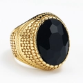 Detailansicht eines goldenen Herrenrings im Vintage-Stil mit großem schwarzen Edelstein - Größe 7 / Goldfarben Schwarzer Strass
