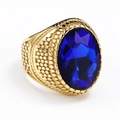 Seitenansicht des goldenen Vintage-Ringes mit Reliefstruktur und blauem ovalem Edelstein - Größe 7 / Goldfarbe Dunkelblauer Edelstein