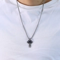 Collar colgante cruz plateada retro hip hop con gema negra en camiseta blanca - Color Acero Diamante Negro (Solo Colgante)
