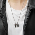 Detailopname van de vintage vleugelhanger aan een vierkante ketting met leren jasje - Staal Kleur Alleen Hanger (Zonder Ketting)