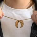 Detail van een gouden engelenvleugel hanger aan een stevige box-ketting voor herenmode - Alleen Gouden Hanger (Zonder Ketting)