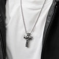 Dettaglio di una collana a croce celtica con cuore Claddagh e motivo a corona - Pendaglio Colore Acciaio (HT-4287) / Solo Ciondolo (Senza Catena)