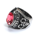 Vista macro de anillo punk vintage con gema roja ovalada y grabados en relieve - Talla 7 / Estilo de Gema Roja (Estilo Acero 25)