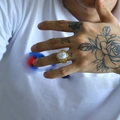 Dettaglio di un anello da uomo dorato vintage con intarsio in marmo bianco - Oro Turchese Bianco