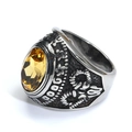 Primer plano del anillo punk de acero con gema amarilla ovalada y grabados de tótem - Talla 7 / Estilo Ovalado Amarillo (Estilo Acero 22) / Color acero
