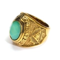 Detalle de un anillo dorado para hombre con gema verde y símbolo del Ojo masónico - Talla 7 / Estilo de Gema Verde Claro (Estilo Dorado 26)