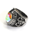 Detalle macro de un anillo gótico de plata con una piedra preciosa iridiscente - Talla 7 / Estilo de Gema Colorida (Estilo Acero 17)