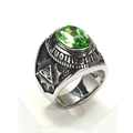 Vista macro de anillo punk con gema verde y detalle del ojo que todo lo ve - Talla 7 / Estilo Ovalado Verde (Estilo Acero 8) / Color acero