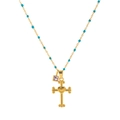Dettaglio collana a croce placcata oro 18K con perline blu e ciondolo a cuore - Stile Croce
