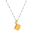 Dettaglio della collana dorata con perline turchesi e ciondolo a forma di libro - Stile Pietra Portafortuna di Febbraio