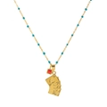 Dettaglio della collana dorata con perline blu, gemma rossa e ciondoli carte da poker - Stile Poker