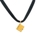 Dettaglio del choker in velluto nero con ciondolo a libro dorato vintage e design a cuore - Ciondolo Libro d'Oro Cuore
