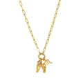 Dettaglio della collana Scorpione placcata oro 18K con mani e gemma rosa - Pendaglio Mani