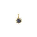 Detail van een ronde donkerblauwe edelsteen gezet in een minimalistische gouden hanger - September / Goud