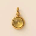 Detail van een 18K vergulde ronde hanger met gele steen en een gouden ophangoog - Augustus Peridoot Hanger Goud