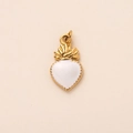 Vista dettagliata del ciondolo a forma di cuore placcato oro 18K con smalto bianco - Ciondolo a Cuore Bianco