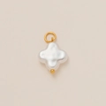 Pendentif trèfle en perle baroque avec boucle en métal doré et détails raffinés - Style Perle Trèfle