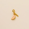 Pendentif tranche de pêche en émail rose, bordure dorée avec étiquette Modesty et fermoir - Melon Hami