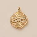Macro d'un pendentif doré ondulé avec symbole de l'infini orné de cristaux brillants - Infini Zircon