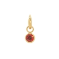 Détail du pendentif plaqué or 18 carats avec pierre rouge facettée sur monture ronde - Pendentif Pierre de Naissance Janvier