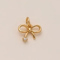 Détail macro du pendentif nœud plaqué or 18 carats avec zircon brillant et poli - Petit Pendentif Nœud