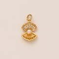 Détail d'un pendentif coquillage plaqué or 18K avec zircons brillants et perle blanche - Coquille Perle Artificielle (1)