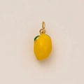 Dettaglio del ciondolo a limone placcato oro 18K con smalto giallo e foglia verde - Limone