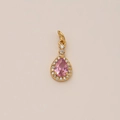 Détail d'un pendentif poire plaqué or 18K avec pierre rose et halo de zirconiums - Pendentif Gemme Rose En Forme De Poire (22)
