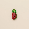 Pendentif pastèque avec écorce verte translucide et pulpe rouge sur fond rose - Pastèque