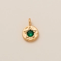 Dettaglio di un ciondolo a stella placcato oro 18K con zircone verde e anello lucido - Ciondolo Pietra Natale Maggio