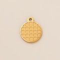 Dettaglio della trama a nido d'ape 3D sul ciondolo rotondo placcato in oro 18K - Ciondolo Waffle / Oro