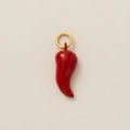 Detailweergave van de rode peper hanger met vergulde ring en glanzende emaille - No. 11 Chili Hanger