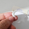 Primer plano de un colgante de nácar en forma de media luna con hilo dorado - Colgante de Perla Luna