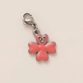 Kleeblatt-Anhänger aus rosa Emaille mit Herzdetail und silbernem Karabinerverschluss - Nur Anhänger (Ohne Kette)