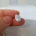 Primer plano de colgante de perla barroca con enganche de alambre dorado artesanal - Colgante de perlas ovaladas