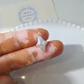 Detalle macro del colgante de perla barroca en forma de estrella con hilo dorado - Colgante de Perla Romboidal
