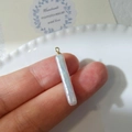Vista macro de un colgante de perla barroca con alambre dorado y brillo natural irisado - Colgante largo de perlas