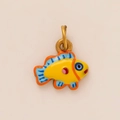 Lebhafter gelber Fisch-Anhänger mit bunter Emaille und goldenem Metallring - Fisch