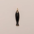 Eleganter schwarzer fischförmiger Anhänger mit Golddetails und Mondstein-Auge - Schwarzer Fisch (9*35mm) (Schwarz Glänzend Goldrand Fisch Anhänger)