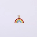 Gedetailleerd macrozicht van een kleurrijke regenbooghanger met goudlaag en levendig emaille - Regenboog Hanger