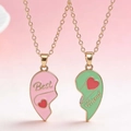 Vue macro de l'ensemble de colliers Best Friend en forme de cœur rose et vert - Collier Cœur Rose Vert / Or