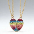 Gros plan des colliers Best Friends en cœur magnétique avec paillettes colorées et dorées - Collier Cœur Dégradé / Or